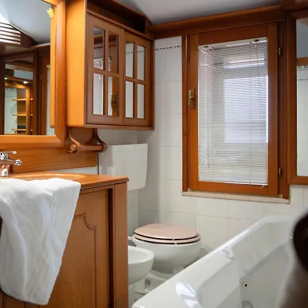 Apartment Boat *