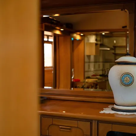 Apartment Boat *