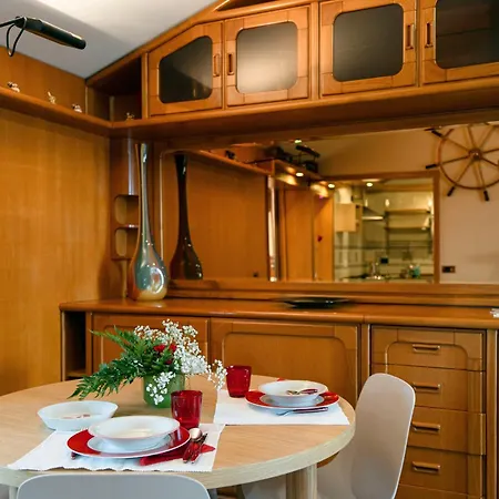 Boat Apartment *
